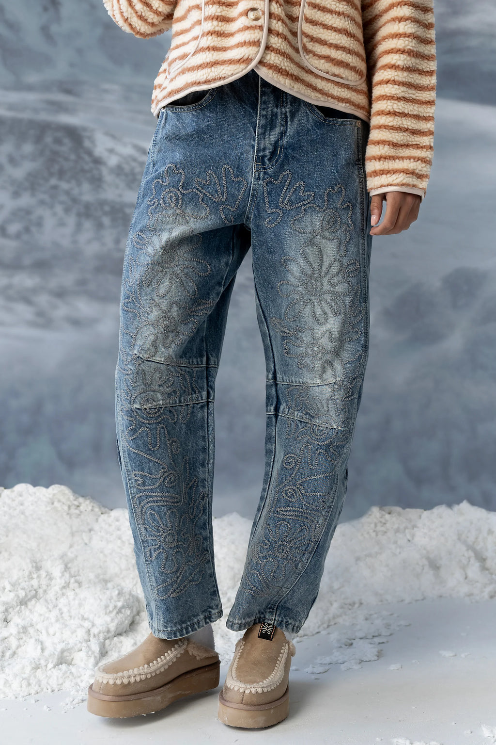 Embroidered Barrel Jeans in Medium Wash K3819