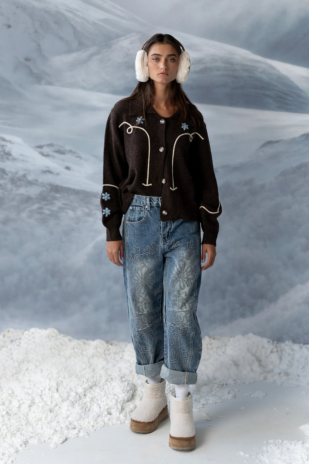 Embroidered Barrel Jeans in Medium Wash K3819