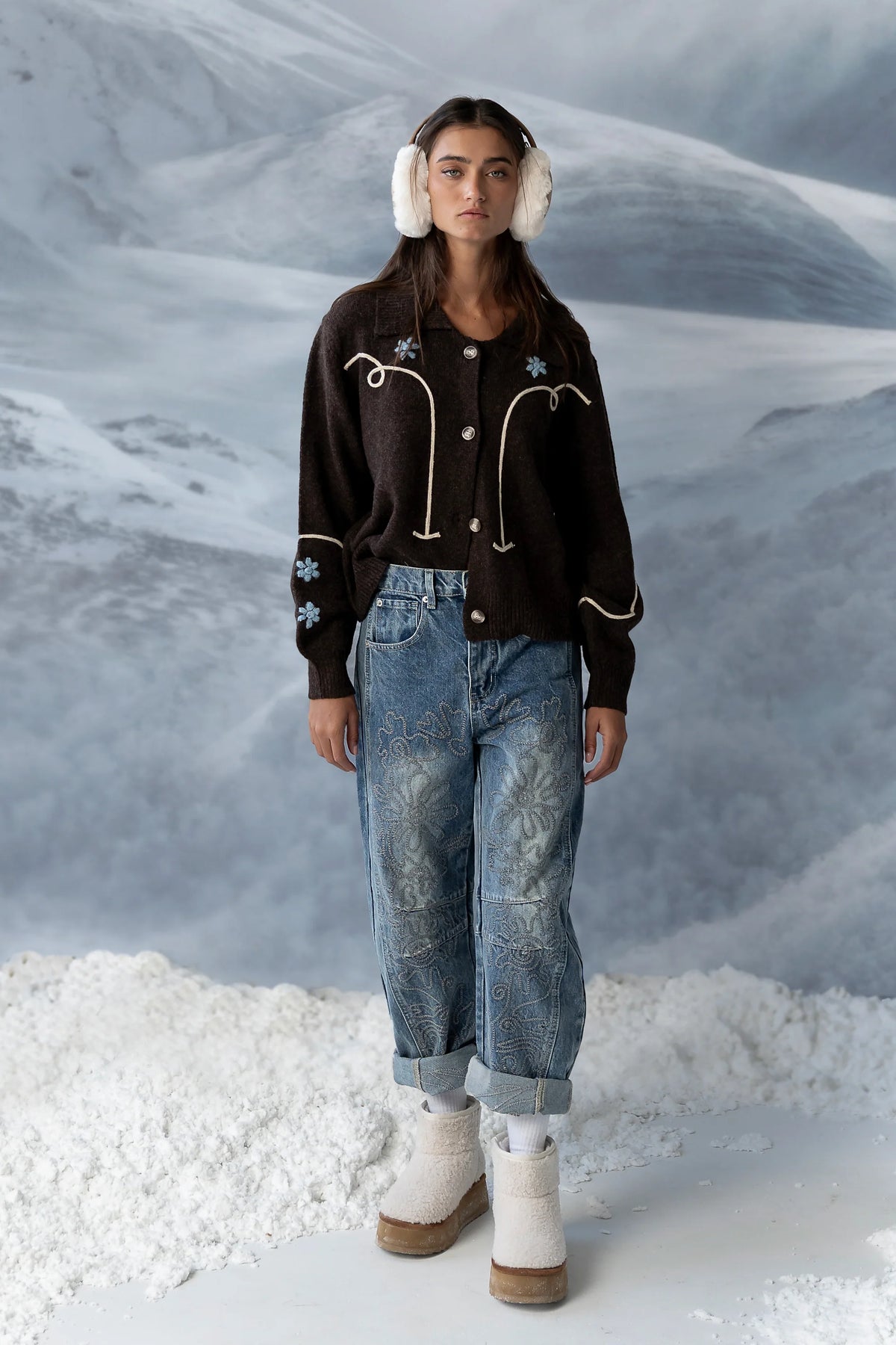 Embroidered Barrel Jeans in Medium Wash K3819