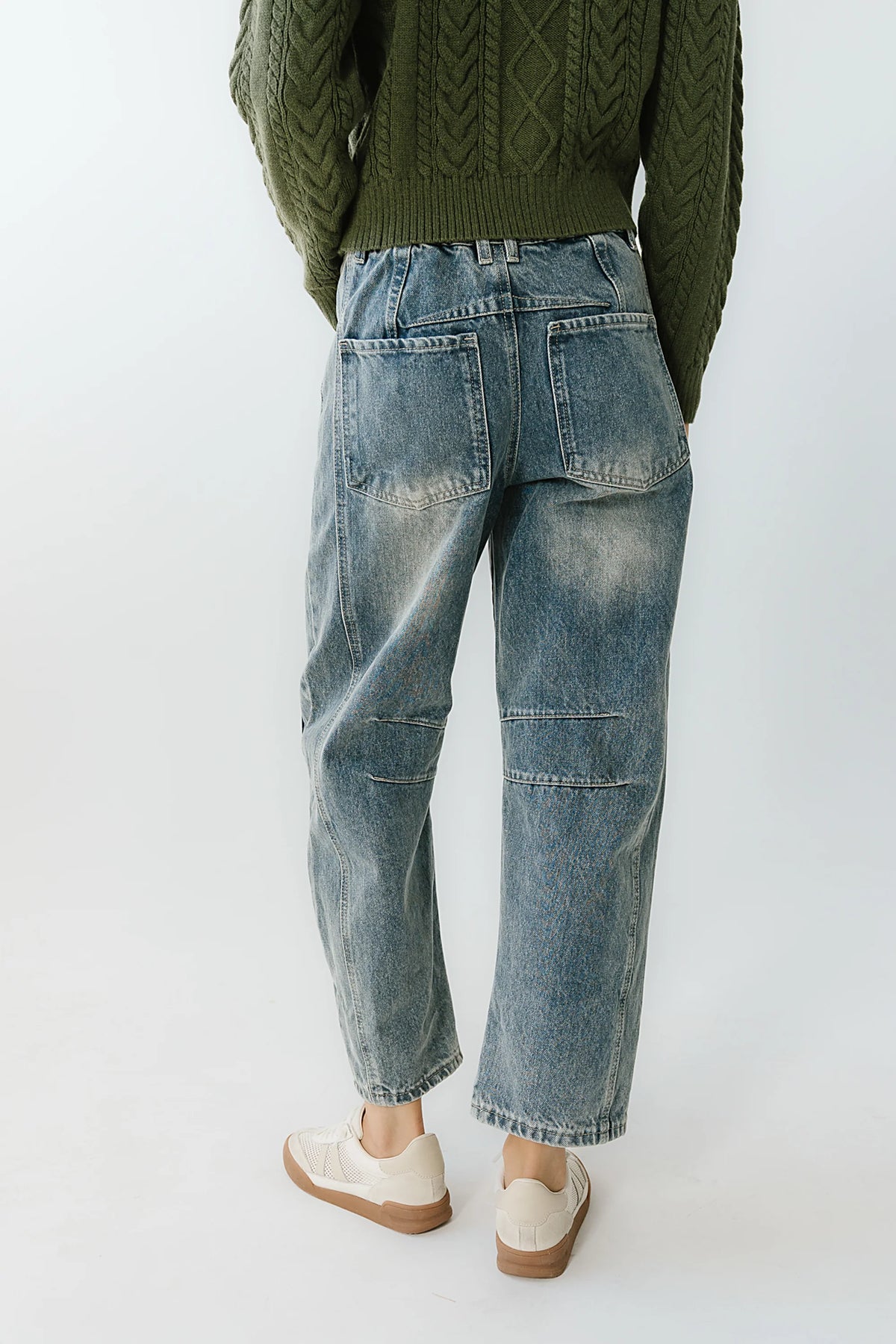 Embroidered Barrel Jeans in Medium Wash K3819