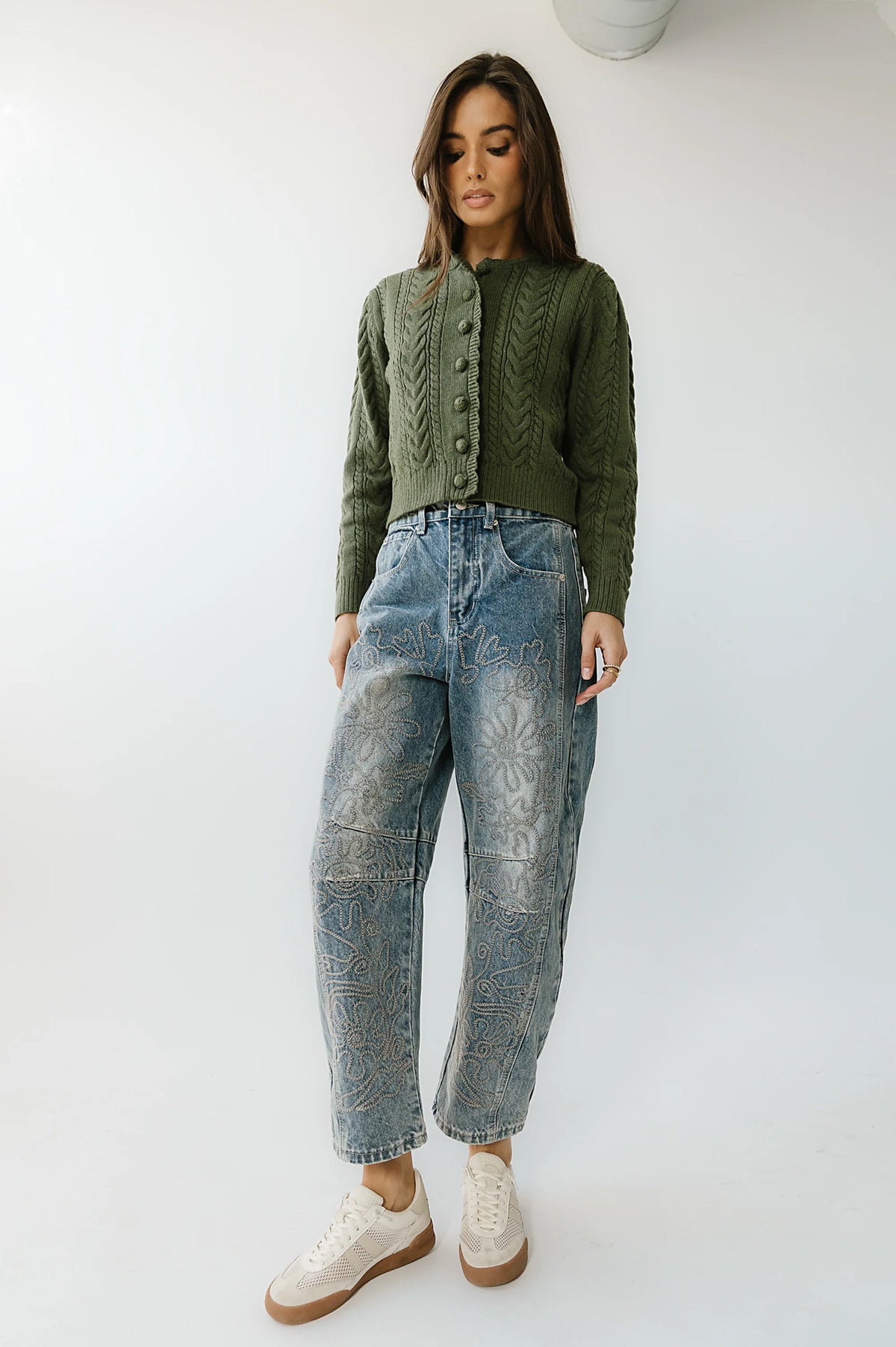 Embroidered Barrel Jeans in Medium Wash K3819