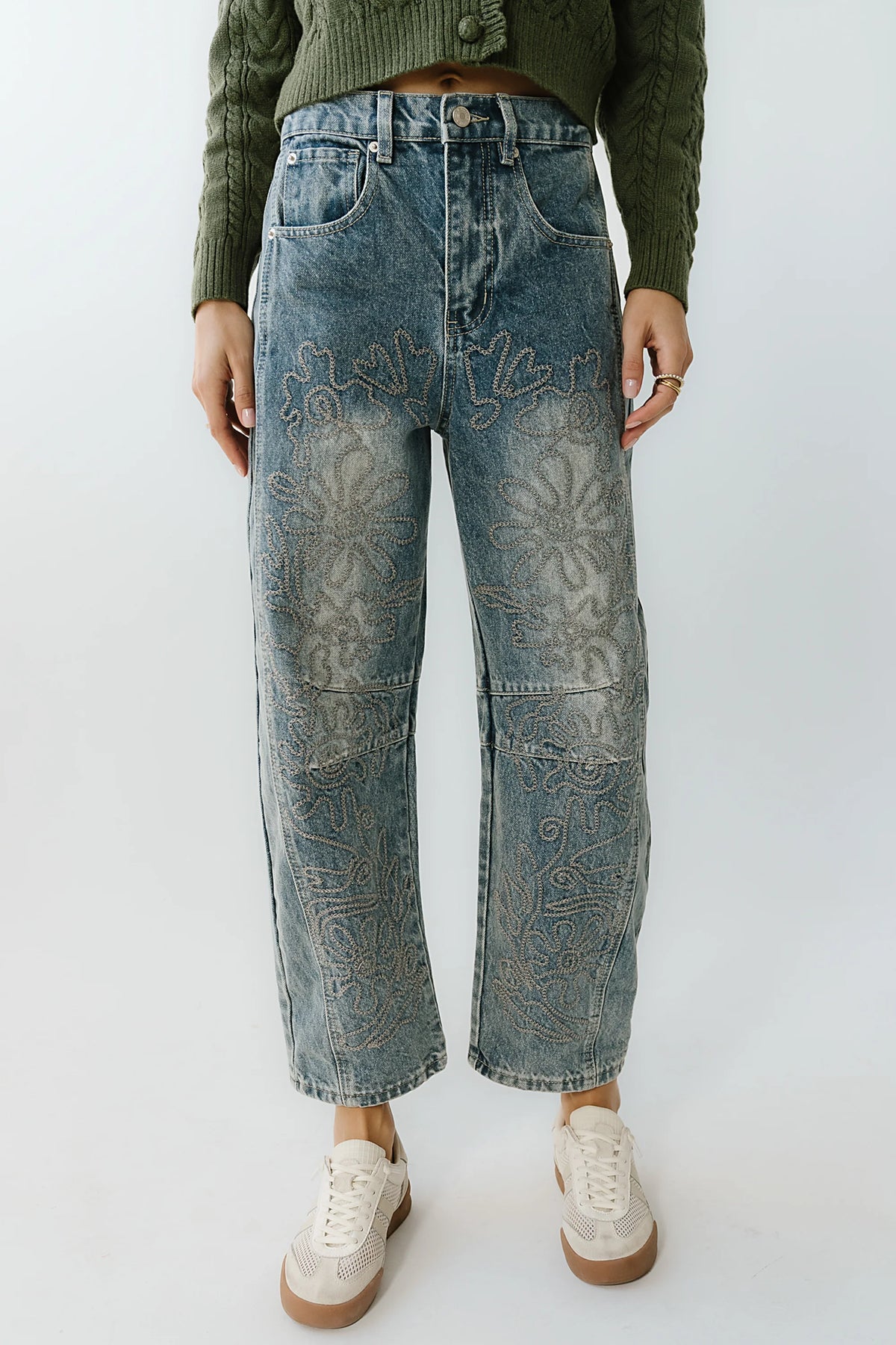 Embroidered Barrel Jeans in Medium Wash K3819