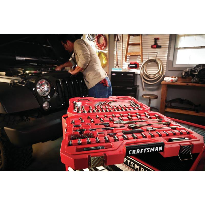 121 Piece SAE and Metric Chrome Mechanic Tool Set O679